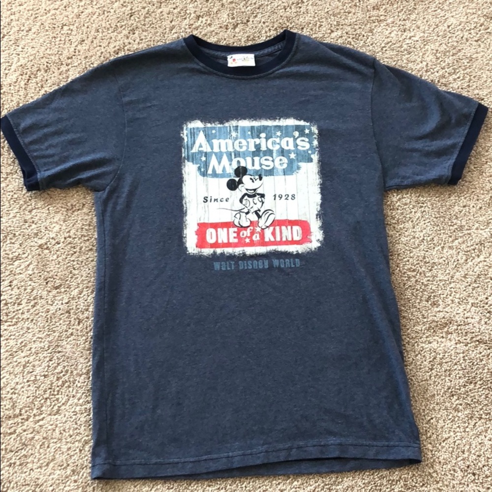 WALT DISNEY WORLD T-SHIRT SIZE SMALL